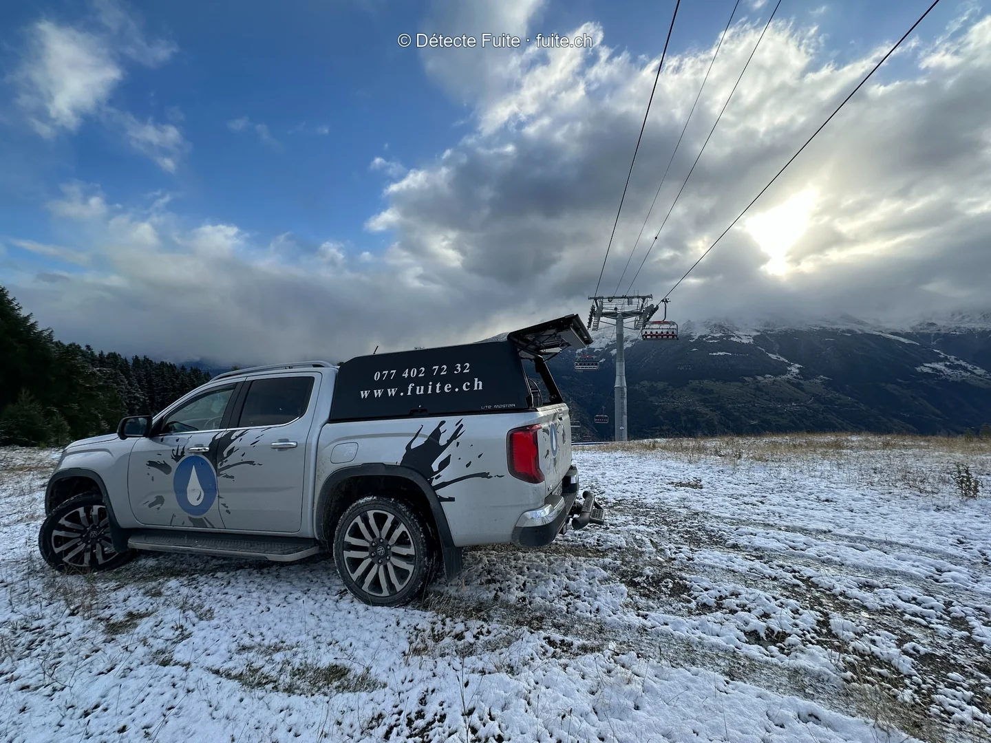 Le véhicule Détecte Fuite sur un terrain enneigé.