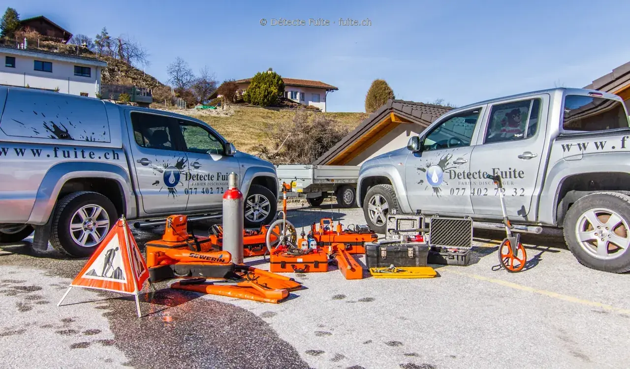 Véhicules Détecte Fuite et matériel de recherche disposé sur le terrain